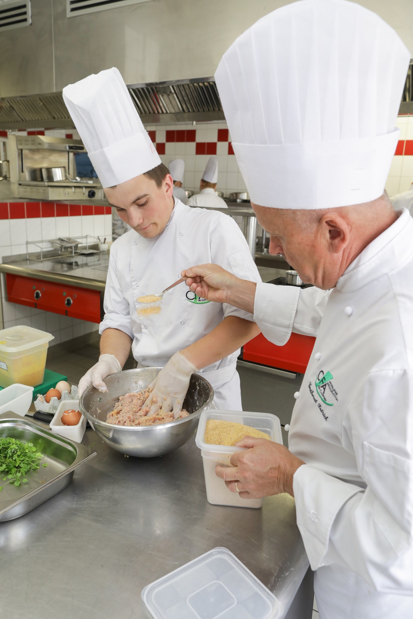 Une apprentie prépare des assiettes en cuisine