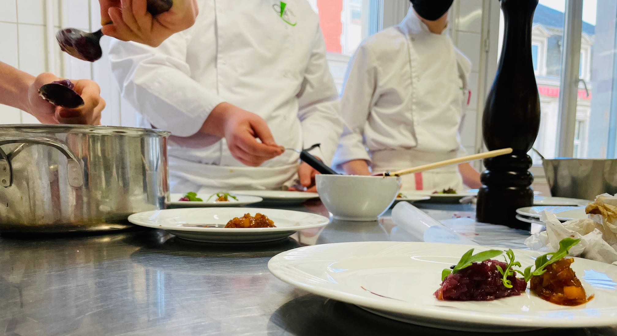 Dressage des assiettes par les apprentis de Bac Pro