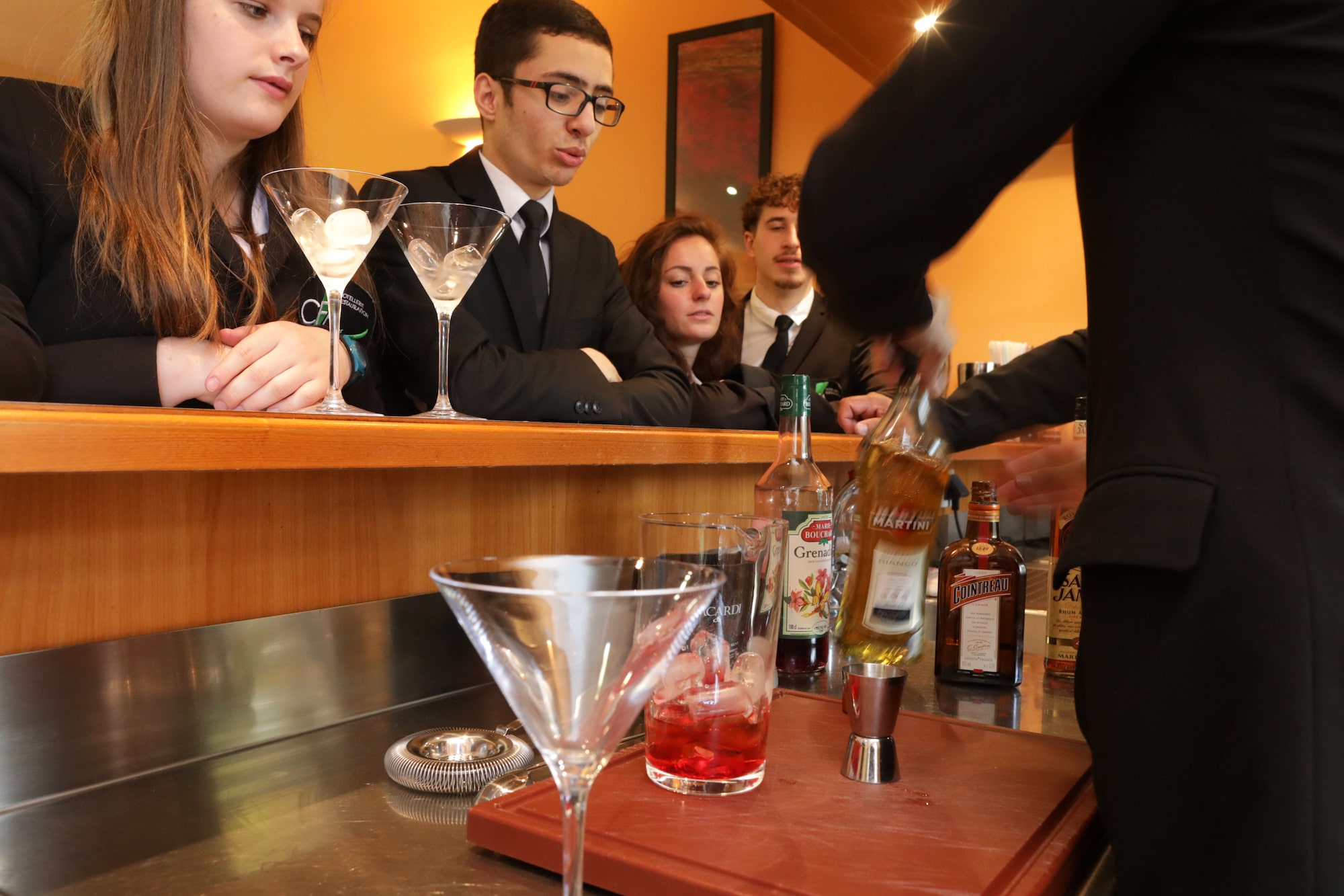 Apprentis au bar du restaurant d’application, préparation des cocktails