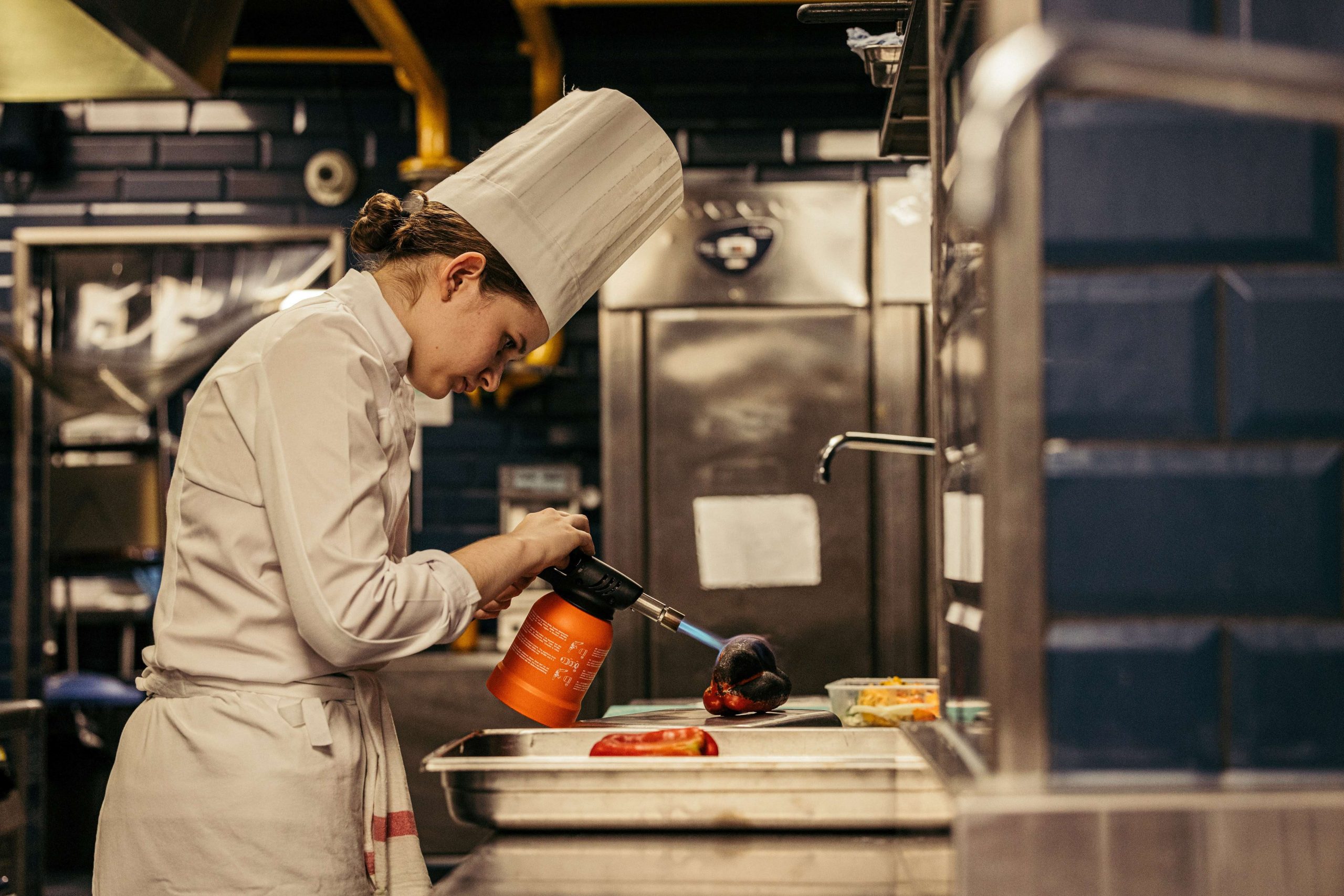 Un jeune cuisinier concentré sur la cuisson, en concours